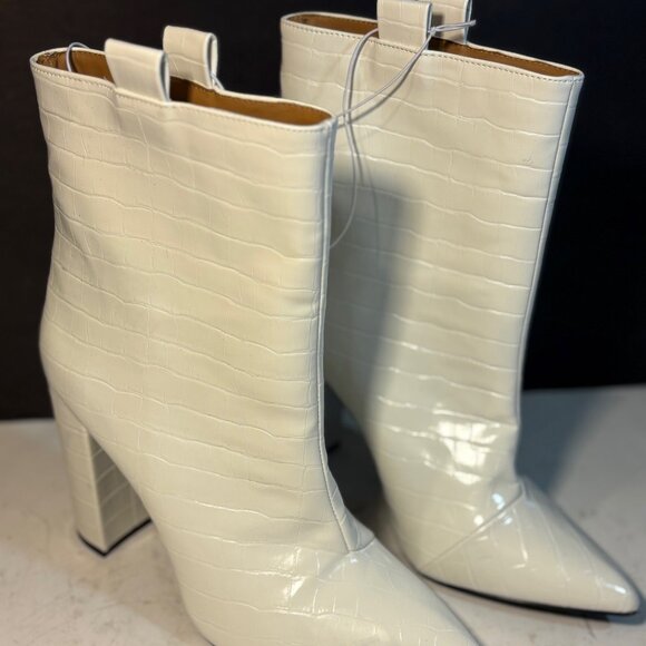 NWT White Faux Leather Heeled Textured Ankle Boots Size 9 New Altar'd State - Picture 3 of 4